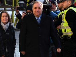 Ex primer ministro escocés, juzgado por agresiones sexuales