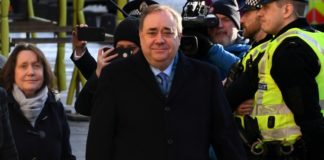 Ex primer ministro escocés, juzgado por agresiones sexuales
