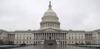 Congreso de EEUU cerca de acordar billonario plan para economía afectada por COVID-19