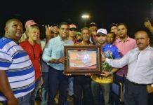 Alcalde vegano Kelvin Cruz entrega la llave del moderno play María Auxiliadora