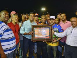 Alcalde vegano Kelvin Cruz entrega la llave del moderno play María Auxiliadora