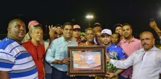 Alcalde vegano Kelvin Cruz entrega la llave del moderno play María Auxiliadora