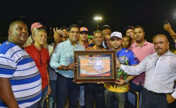 Alcalde vegano Kelvin Cruz entrega la llave del moderno play María Auxiliadora