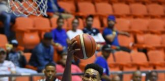 GUG pica delante en el inicio de la semifinal del Baloncesto Superior de Santiago