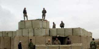 EEUU bombardea a insurgentes talibanes para defender a las fuerzas afganas
