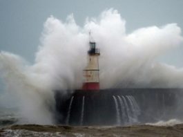 Chubascos dispersos y oleaje anormal debido a vaguada