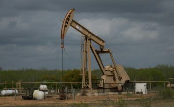 Por falta de almacenamiento el petróleo cierra en negativo en EEUU