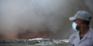 Incendio arropa una parte del vertedero de Duquesa