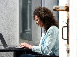 Diputados británicos vuelven al trabajo por videoconferencia con Johnson en la mira