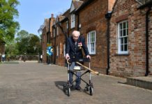 Británico de 99 años, «héroe» tras recolectar millones de libras para la salud pública