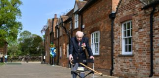 Británico de 99 años, «héroe» tras recolectar millones de libras para la salud pública