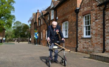 Británico de 99 años, «héroe» tras recolectar millones de libras para la salud pública