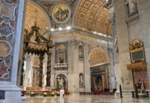 Un domingo de Pascua con las iglesias vacías y un papa solo en el Vaticano