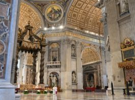 Un domingo de Pascua con las iglesias vacías y un papa solo en el Vaticano