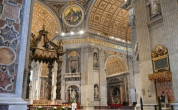 Un domingo de Pascua con las iglesias vacías y un papa solo en el Vaticano