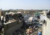 Un avión de pasajeros se estrella en un barrio residencial de Karachi, en Pakistán