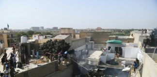Un avión de pasajeros se estrella en un barrio residencial de Karachi, en Pakistán