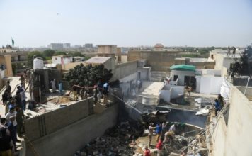 Un avión de pasajeros se estrella en un barrio residencial de Karachi, en Pakistán