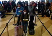 Pese a la pandemia, ucranianos parten para salvar cosechas en Europa