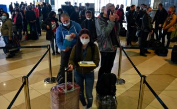 Pese a la pandemia, ucranianos parten para salvar cosechas en Europa