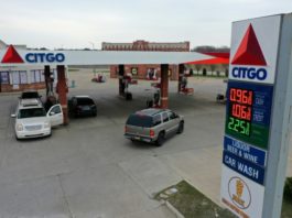Dudas y dólares en mano: la gasolina estrena precio en Venezuela