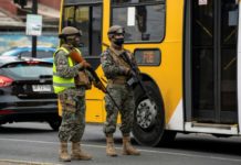 Casos de covid-19 se disparan en Chile y militares se despliegan en zonas pobres tras protestas