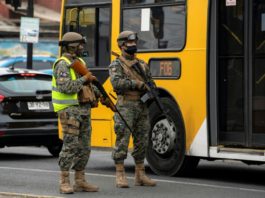 Casos de covid-19 se disparan en Chile y militares se despliegan en zonas pobres tras protestas