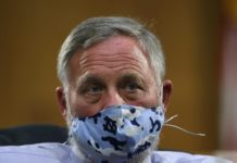 Senador republicano renuncia acusado de tráfico de información privilegiada sobre la pandemia