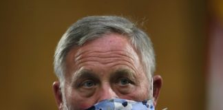 Senador republicano renuncia acusado de tráfico de información privilegiada sobre la pandemia