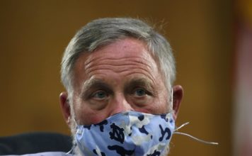 Senador republicano renuncia acusado de tráfico de información privilegiada sobre la pandemia