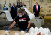 Trump admite que morirá gente por reabrir la economía