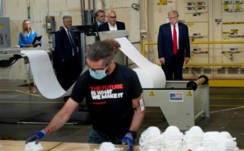 Trump admite que morirá gente por reabrir la economía