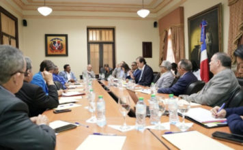 Gobierno moviliza amplia respuesta para detener incendio en vertedero de Duquesa