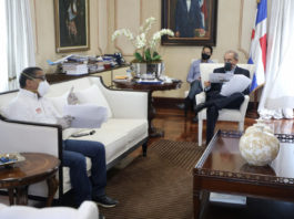 Presidente recibe informe de ministro de Obras Públicas sobre avances en trabajos para sofocar incendio vertedero Duquesa