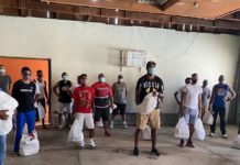 Marlon Martínez entrega ayudas alimenticias a baloncestistas activos de Puerto Plata