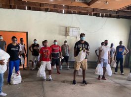 Marlon Martínez entrega ayudas alimenticias a baloncestistas activos de Puerto Plata