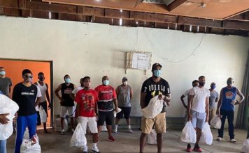 Marlon Martínez entrega ayudas alimenticias a baloncestistas activos de Puerto Plata