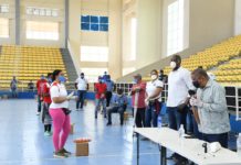 Ministerio de Deportes entrega alimentos a entrenadores de Santo Domingo Este