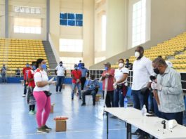 Ministerio de Deportes entrega alimentos a entrenadores de Santo Domingo Este