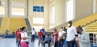 Ministerio de Deportes entrega alimentos a entrenadores de Santo Domingo Este