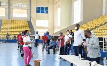 Ministerio de Deportes entrega alimentos a entrenadores de Santo Domingo Este