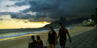 Brasil registra récord de muertos con covid-19 y amplía tratamiento con hidroxicloroquina