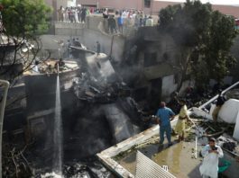 Al menos 40 muertos en accidente de avión en Pakistán