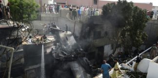 Al menos 40 muertos en accidente de avión en Pakistán
