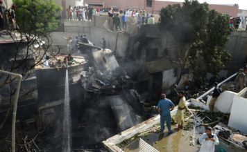 Al menos 40 muertos en accidente de avión en Pakistán
