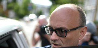 El gobierno británico sacudido por la polémica sobre el influyente asesor de Johnson