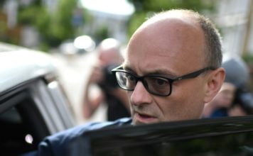 El gobierno británico sacudido por la polémica sobre el influyente asesor de Johnson