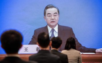 China advierte de una «nueva Guerra Fría» con EEUU por la pandemia, que arrecia en América Latina