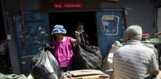 Caen las exportaciones y las importaciones en China en mayo