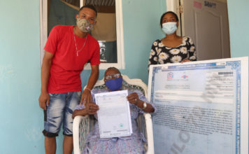 Gobierno entrega títulos de propiedad a residentes de Santo Domingo Norte
